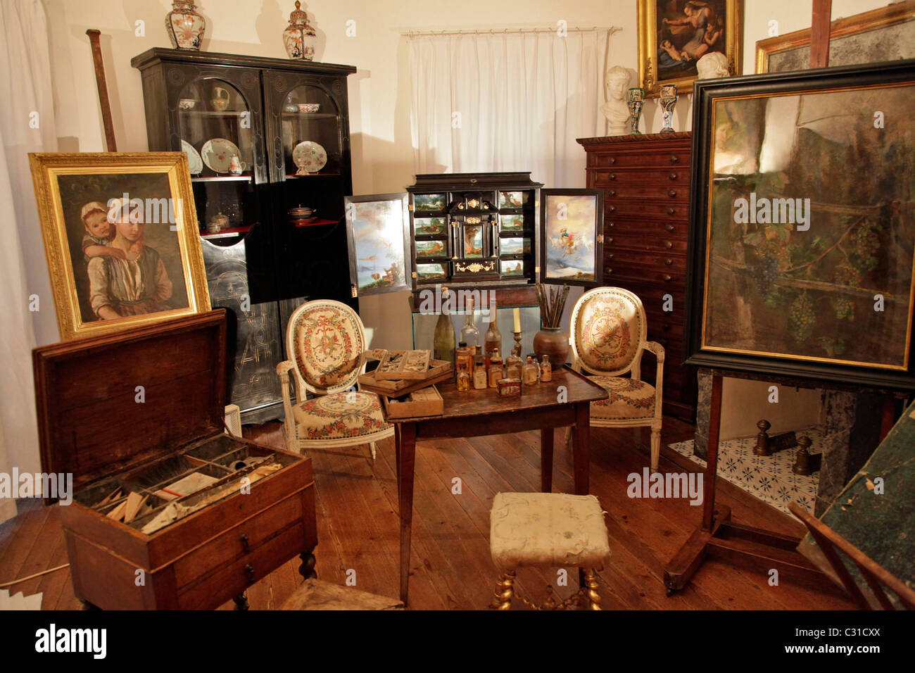 DER KURIOSITÄTEN-SALON, SCHLOSS VON SAINT-GERMAIN DE LIVET, CALVADOS (14), NORMANDIE, FRANKREICH Stockfoto