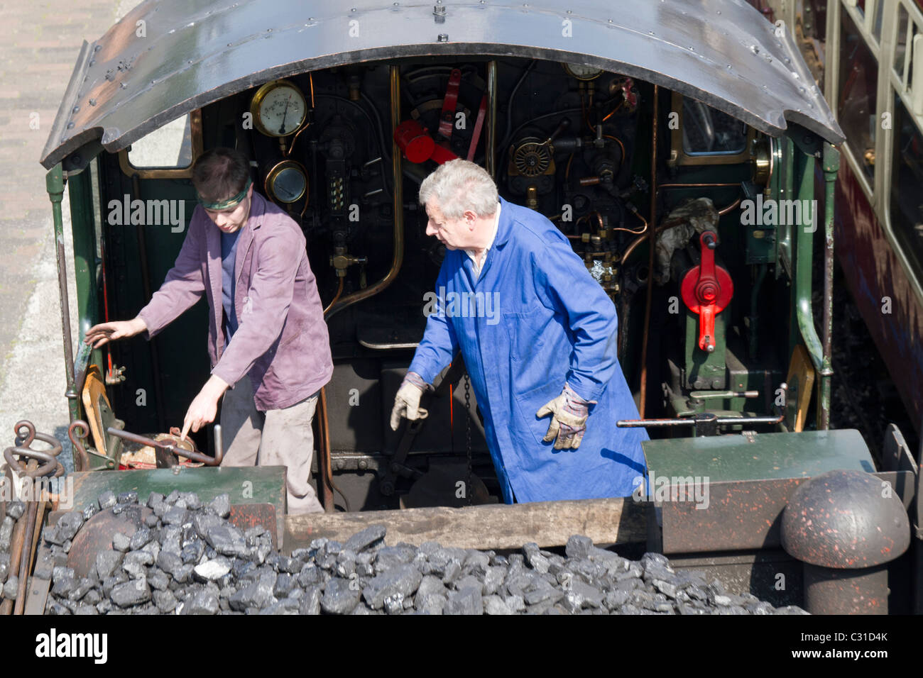 Lokführer und Heizer im Führerstand einer Dampflokomotive Stockfoto