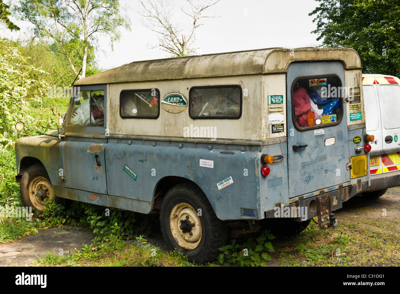 Einen alten Landrover geparkt in einem Feld im Vereinigten Königreich Stockfoto