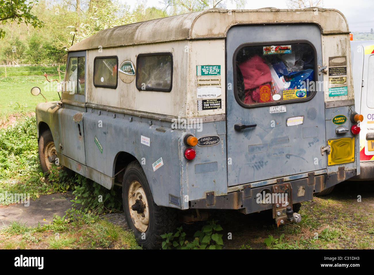 Einen alten Landrover geparkt in einem Feld im Vereinigten Königreich Stockfoto
