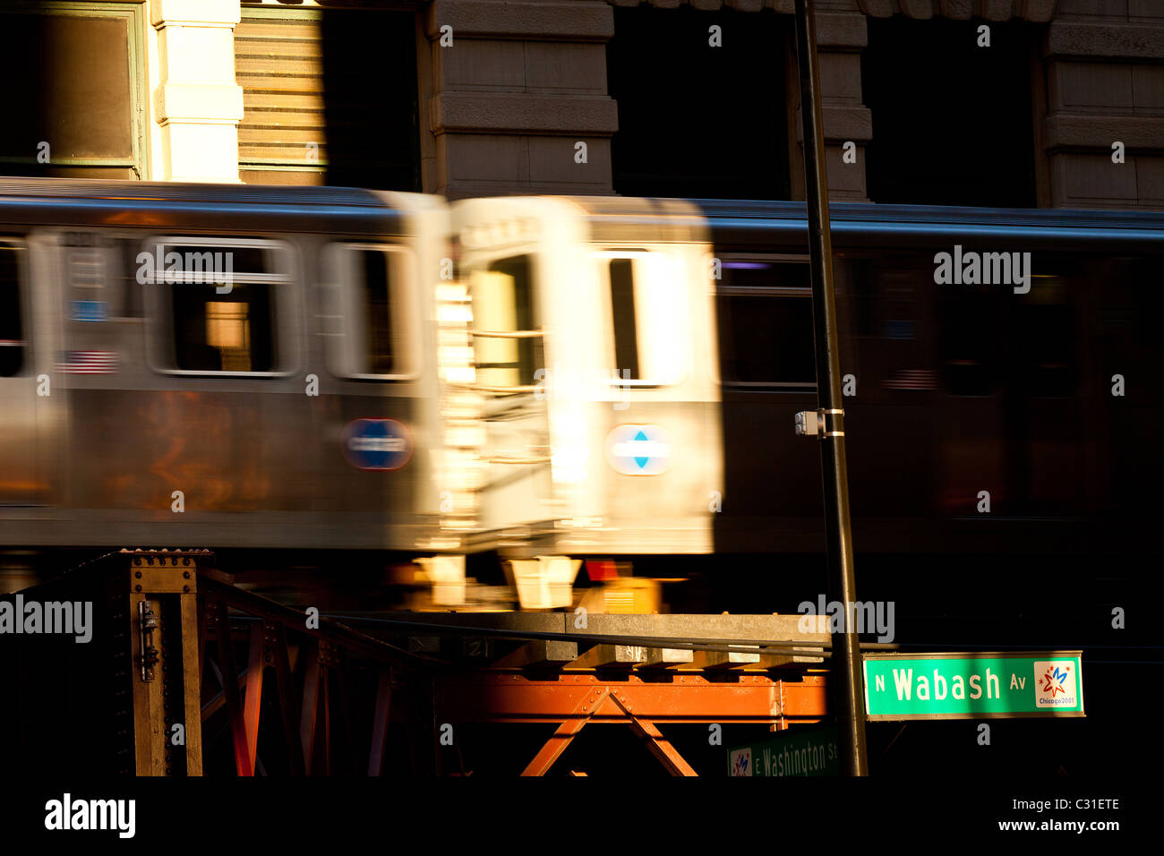 Ein Zug in der Chicago-Rapid Transit-System, bekannt als the'L "kommt in einer Station in der Schleife in Chicago, IL, USA. Stockfoto