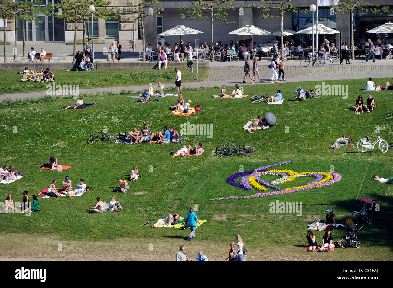 Düsseldorf, Gastgeber des Eurovision Song Contest 2011. Die Promenade am Fluss Rhein mit einer Blume ESC-Logo. Stockfoto