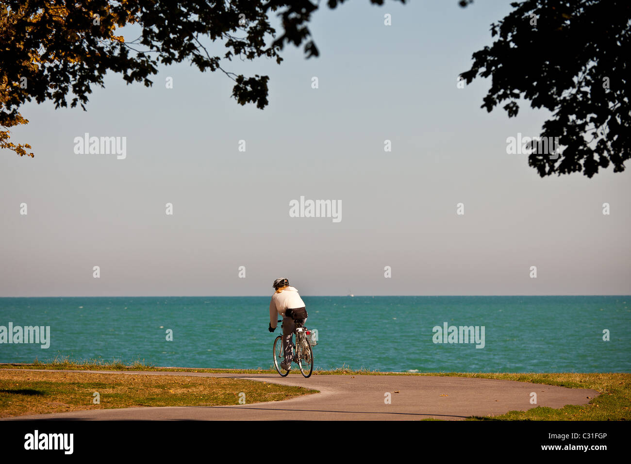 Ein Radfahrer fährt entlang Lake Michigan in der Innenstadt von Chicago, IL. Stockfoto