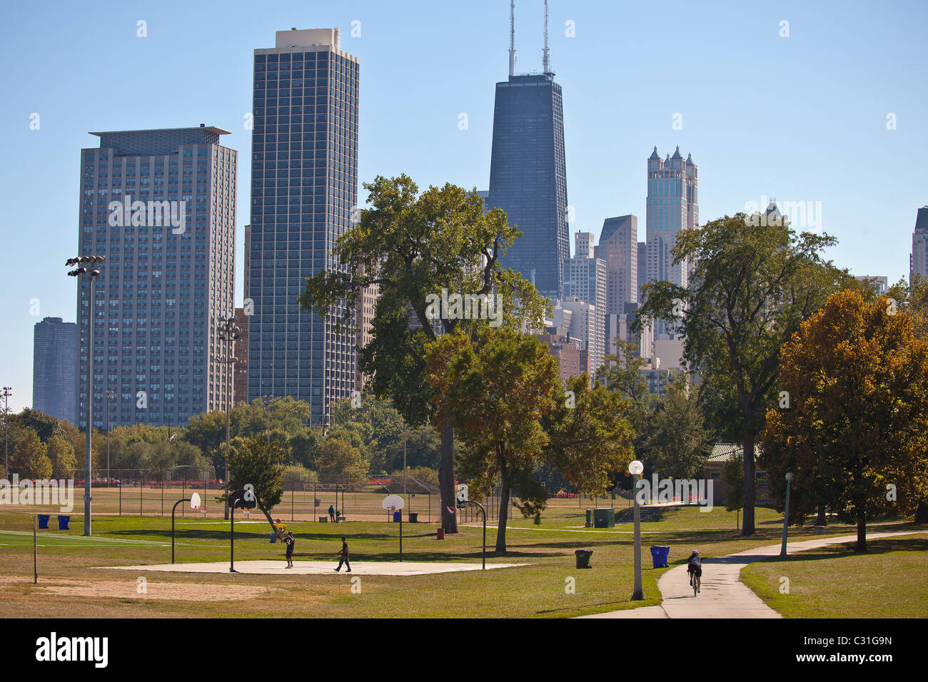Aktivitäten im Lincoln Park mit der Skyline von Chicago. Stockfoto