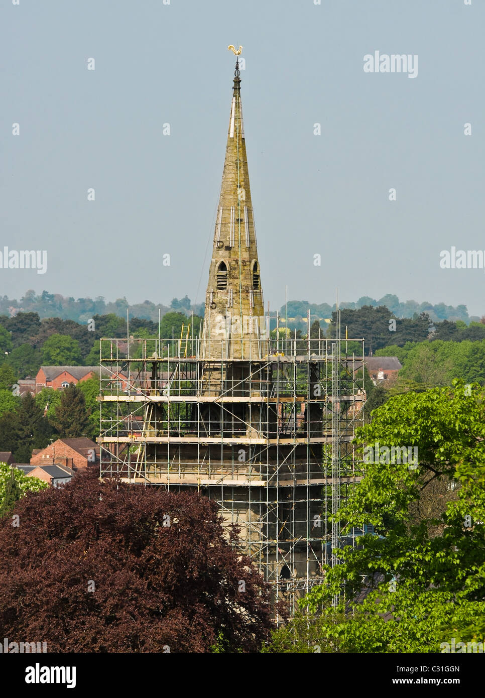 Blick auf einen Kirchturm mit Gerüst in Warwick, Großbritannien Stockfoto