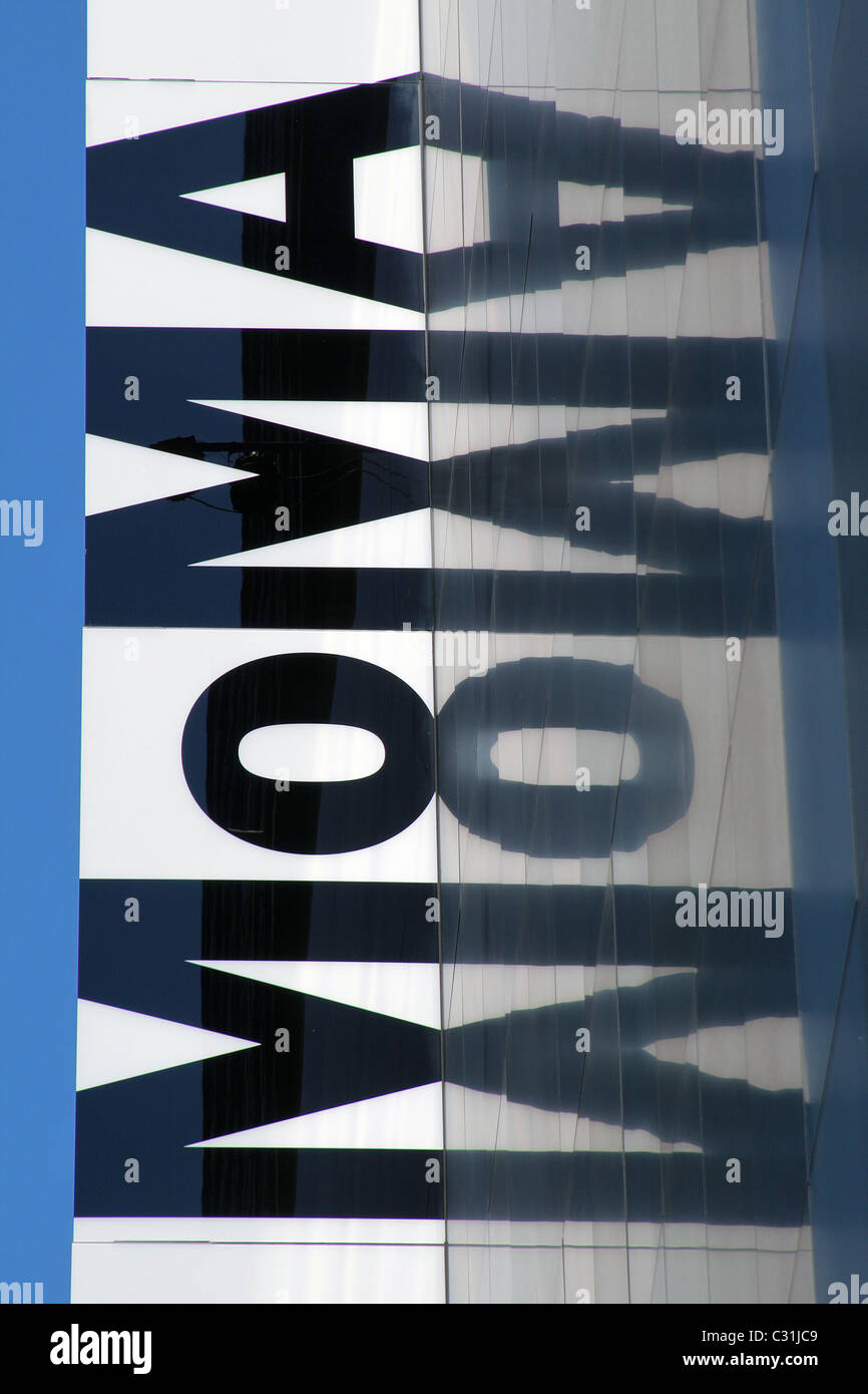 DAS MOMA-LOGO AUF IHRER FASSADE, MUSEUM FÜR MODERNE KUNST, MIDTOWN MANHATTAN, NEW YORK CITY, NEW YORK STATE, USA Stockfoto