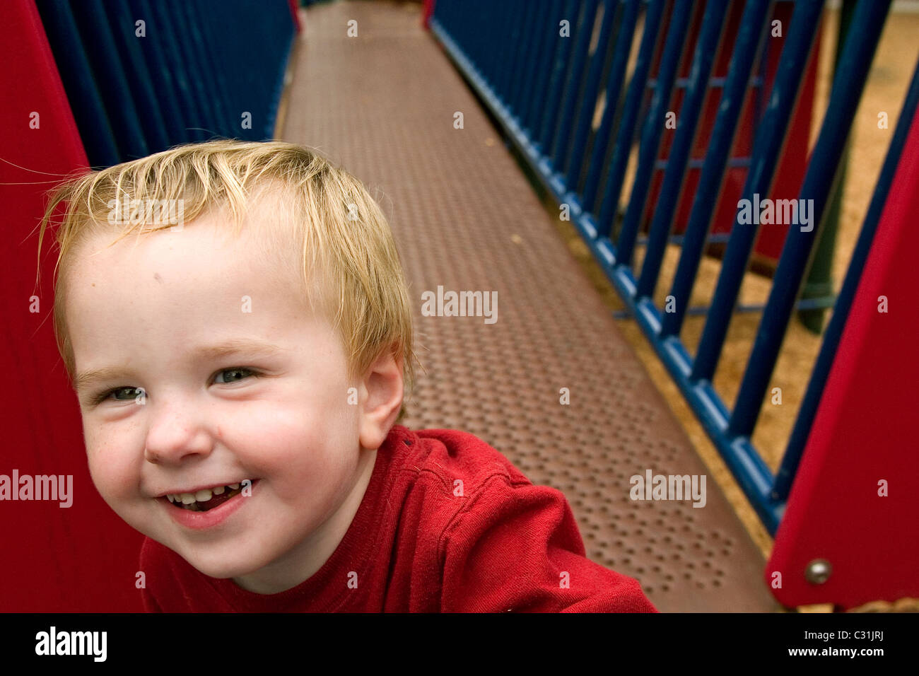 Eine glückliche Kleinkind spielen auf einem Spielplatz in Alameda, Kalifornien Stockfoto