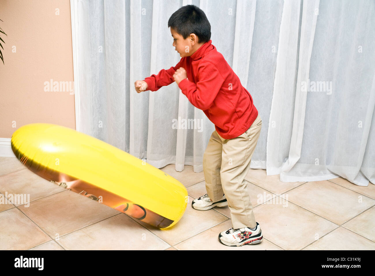 Pre-K 4-5-Jahres altes Hispanic junge Kind lernen gesunde Aktivität, Wut freizugeben. Herr © Myrleen Pearson Stockfoto