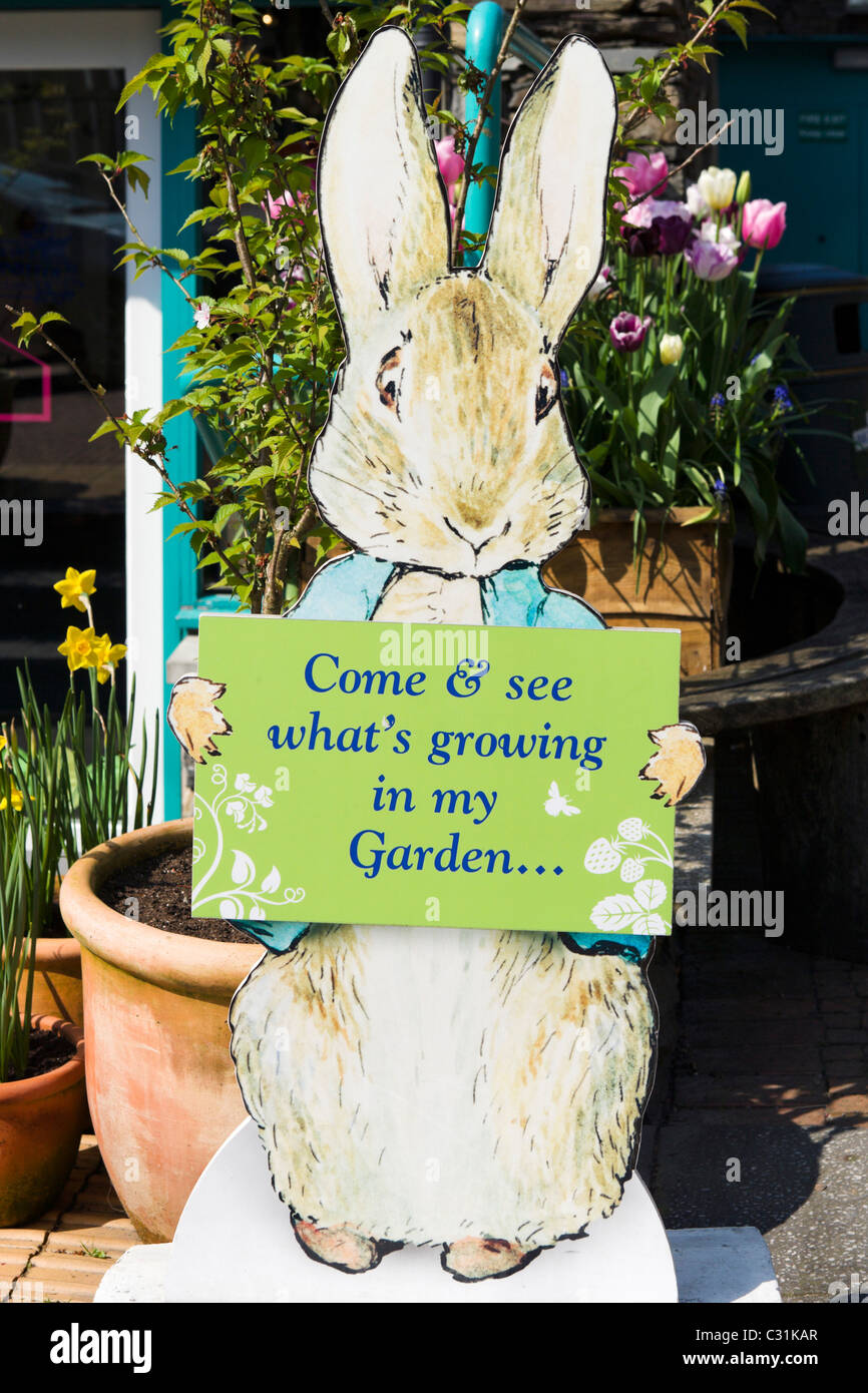 Abbildung von Peter Rabbit außerhalb der Welt der Beatrix Potter Attraktion in Bowness, Lake Windermere, Lake District, Cumbria, UK Stockfoto