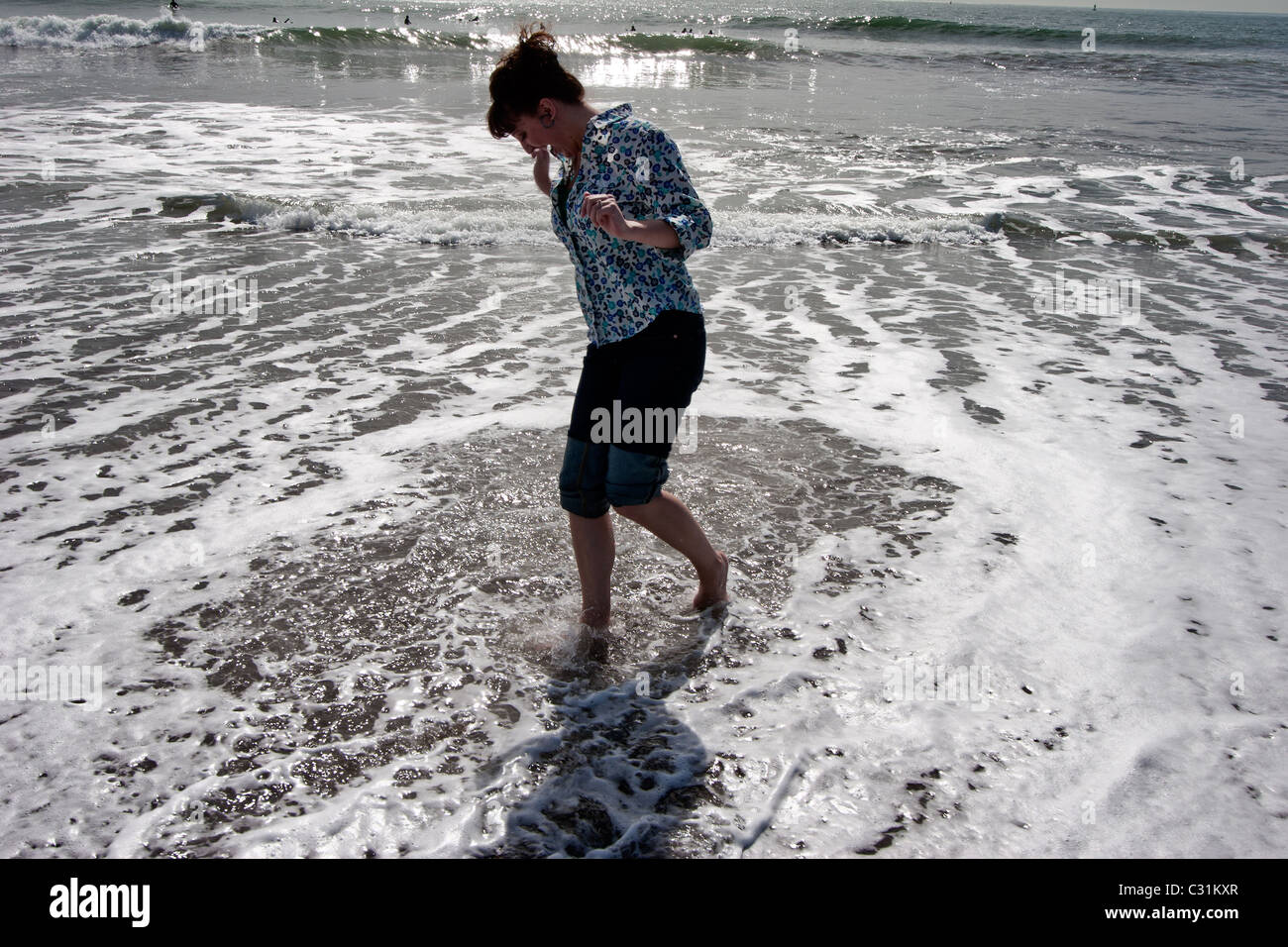 Eine Frau spritzt über in der Pacific Ocean Rodeo Cove in der Nähe von San Francsico, CA. Stockfoto
