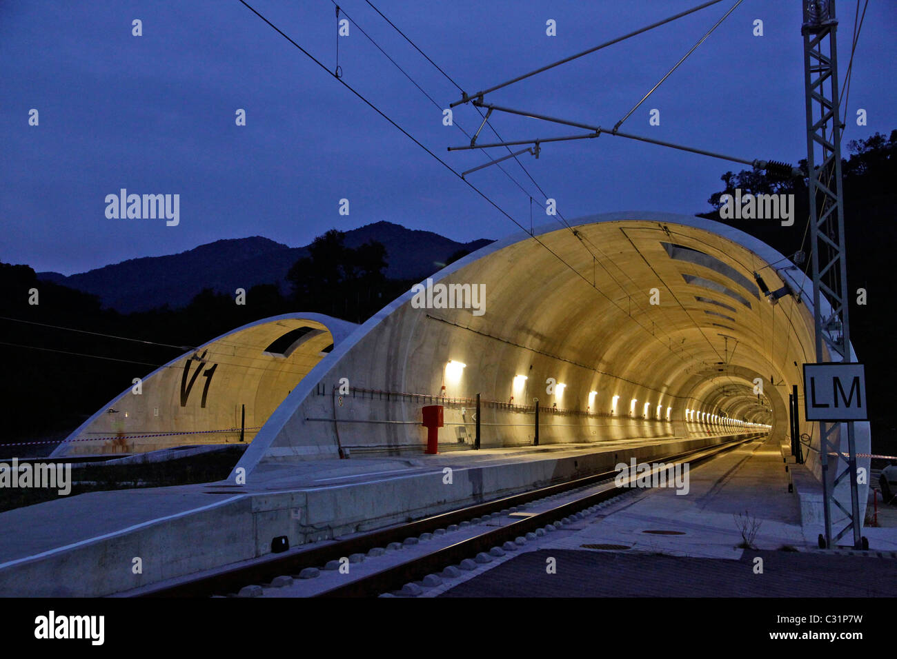 FRANZÖSISCHE EINGANG ZUM TUNNEL PERTHUS, 8,36 KM HGV-STRECKE ZWISCHEN LIERS (SPANIEN) UND LE SOLER (FRANKREICH), Stockfoto