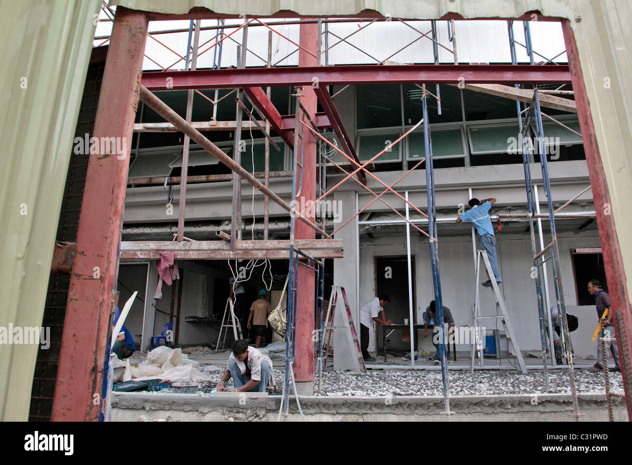 ARBEITER AUF EINER BAUSTELLE, DIE ERRICHTUNG EINES GEBÄUDES IN BANGKOK, THAILAND, ASIEN Stockfoto