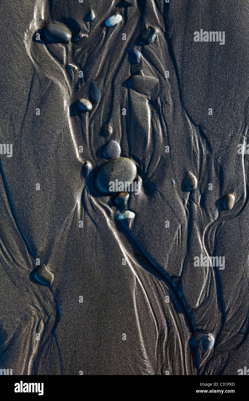 Wasser und abgerundeten Kieselsteinen bilden abstrakten Designs in den Sand am Kalaloch Beach, Olympic Nationalpark, Washington. Stockfoto