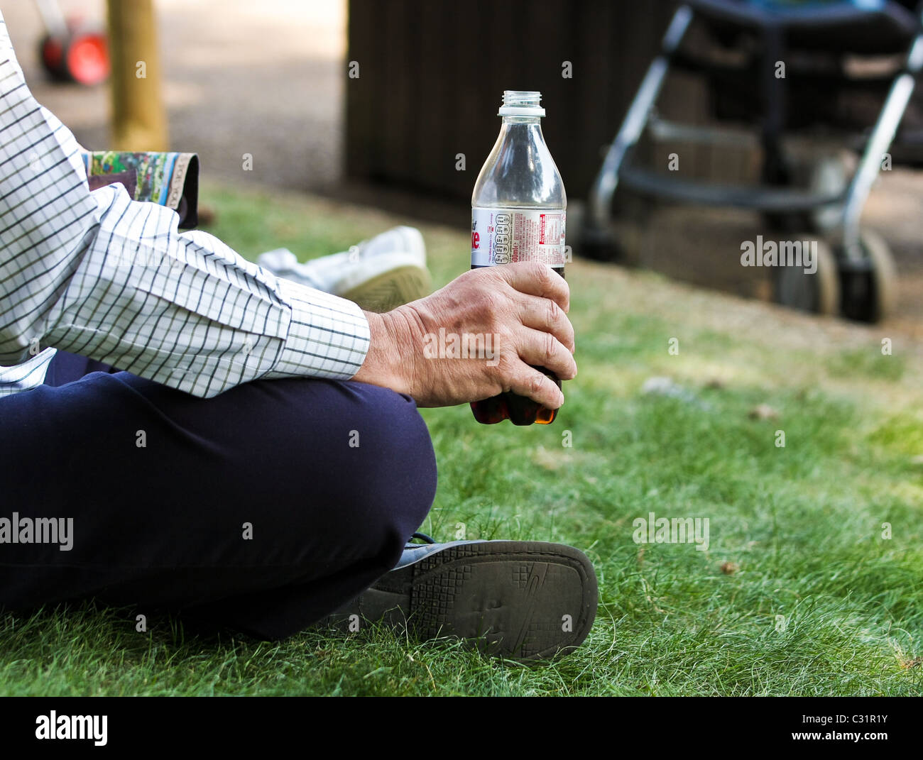 Nahaufnahme eines Mannes Hand hält eine Flasche Limonade.  Die Person ist nicht erkennbar. Stockfoto