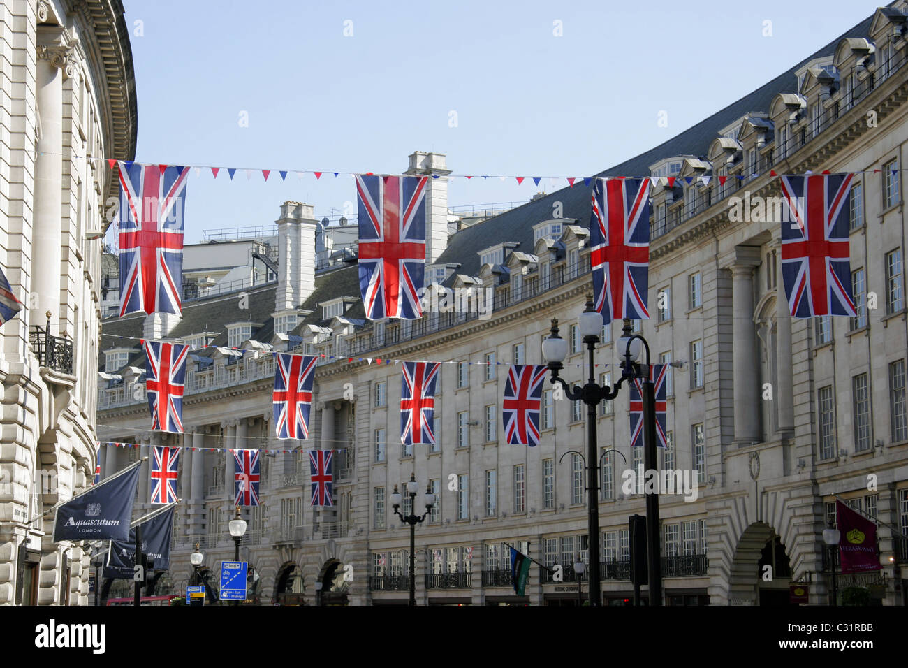 Union Jack-Flaggen und Bunting fliegen über Regent Street für die königliche Hochzeit, London, UK Stockfoto