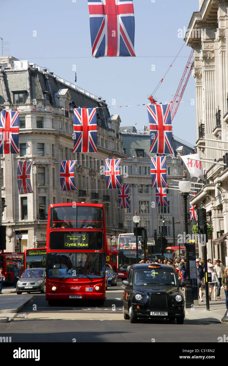 Union Jack Fahnen Girlande über Regent Street für die königliche Hochzeit, London, UK Stockfoto