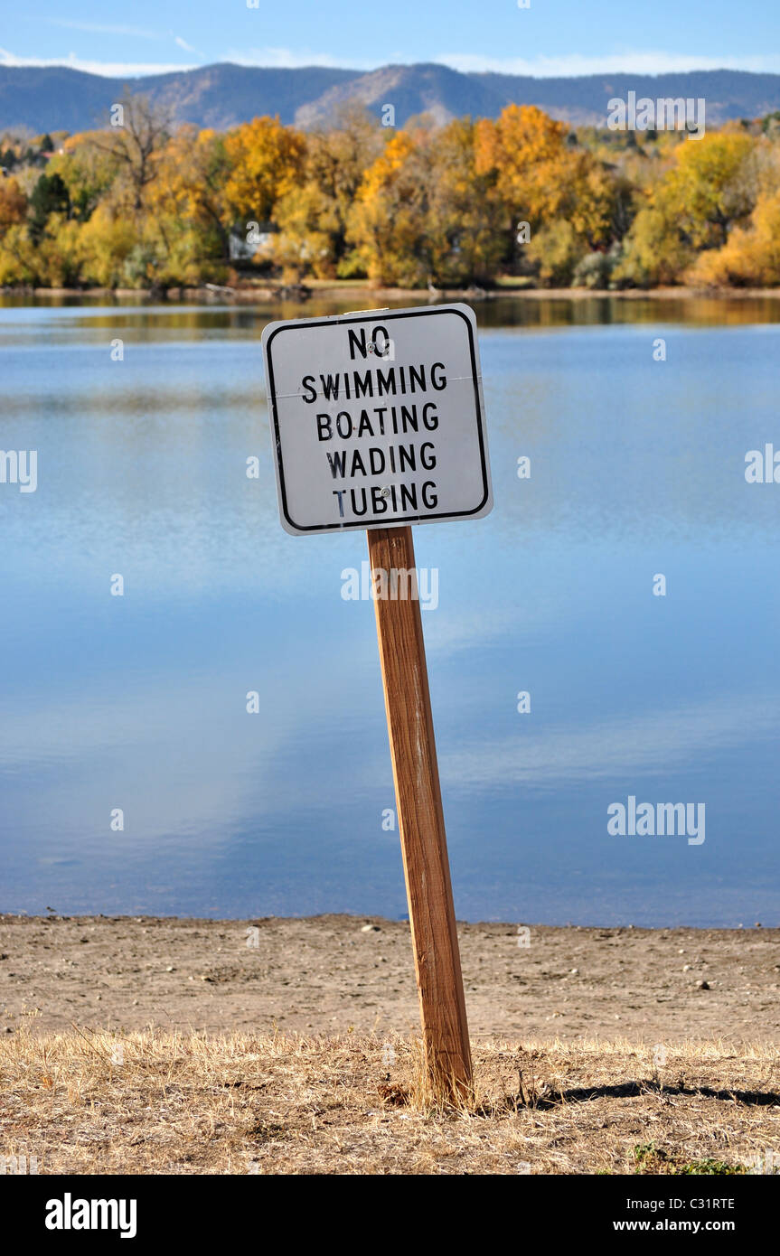 Warnschild jetzt schwimmen Stockfoto