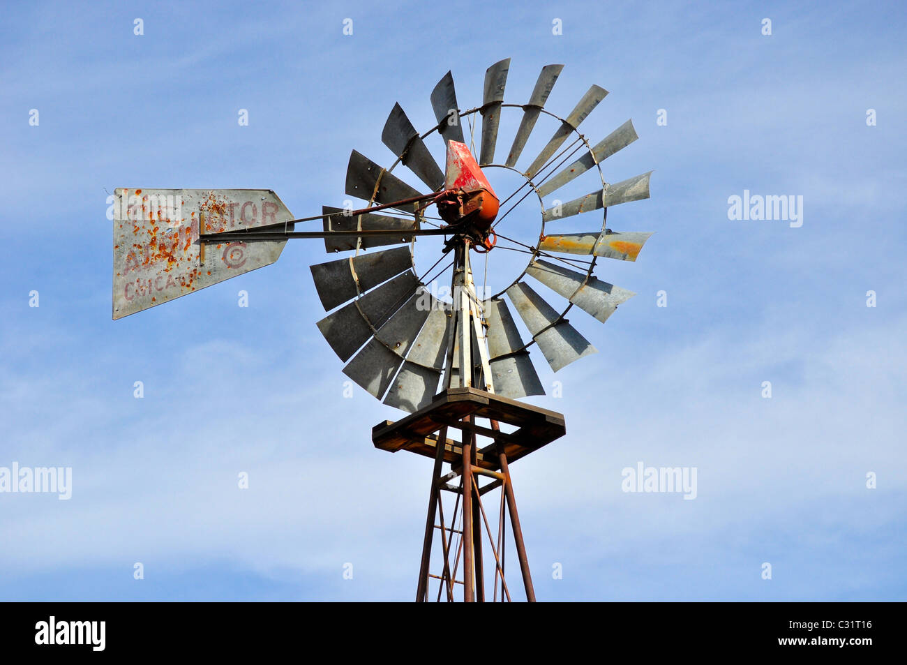 Windmühle auf Bauernhof in Colorado Stockfoto