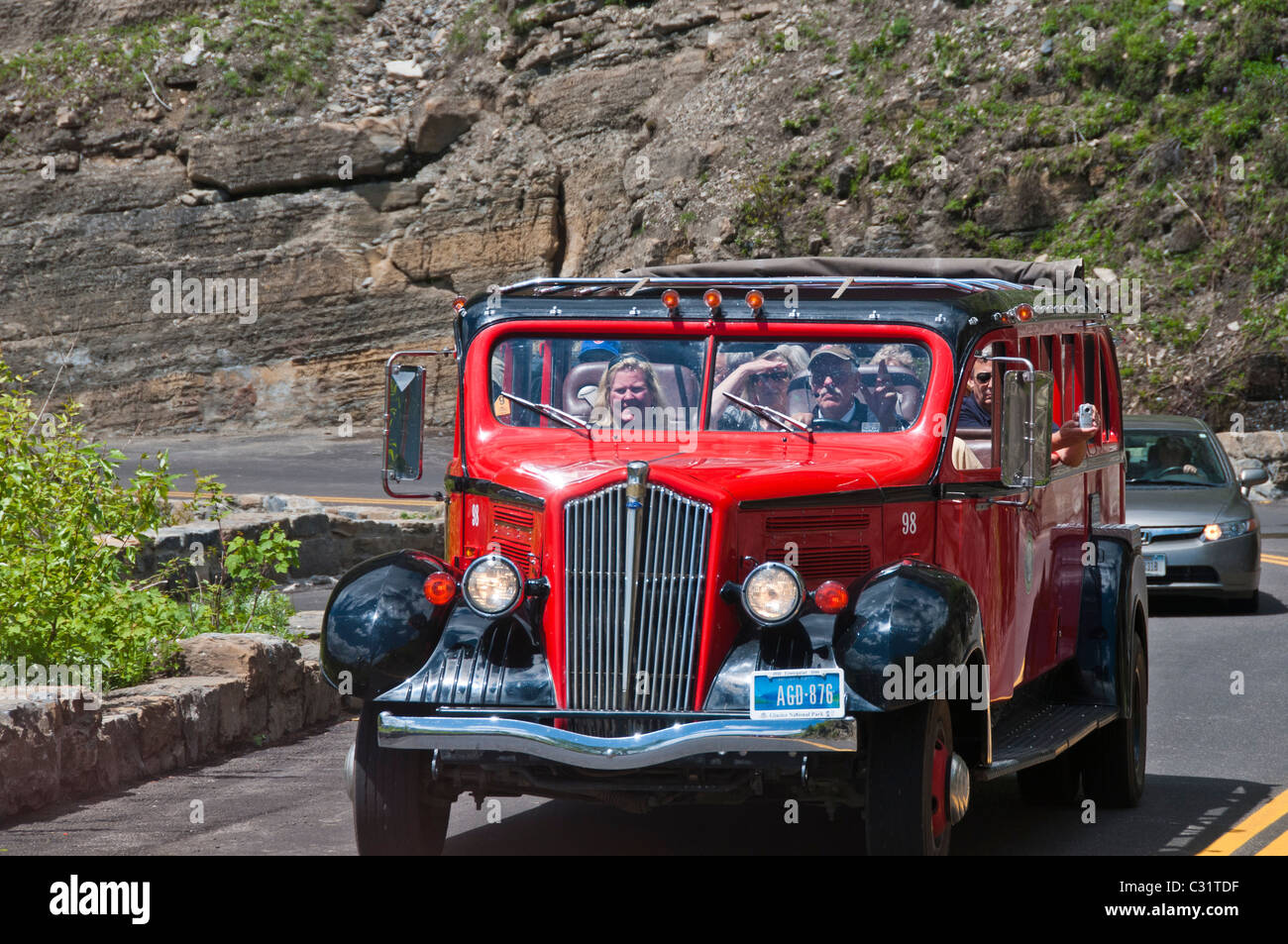 Roter Bus auf der Going-to-the-Sun Road, Glacier National Park, Montana. Stockfoto