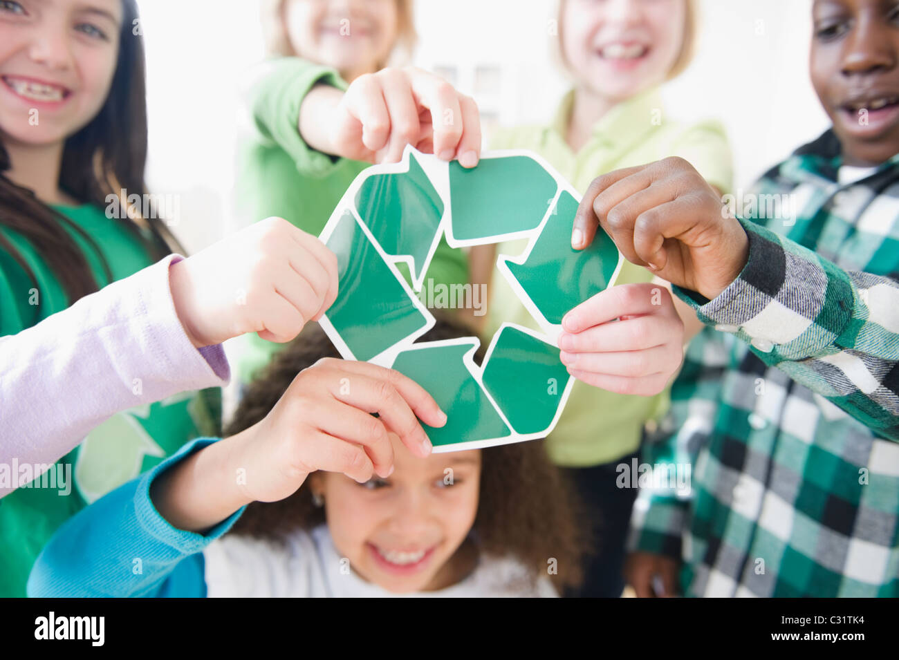 Kinder halten, grüne recycling-symbol Stockfoto