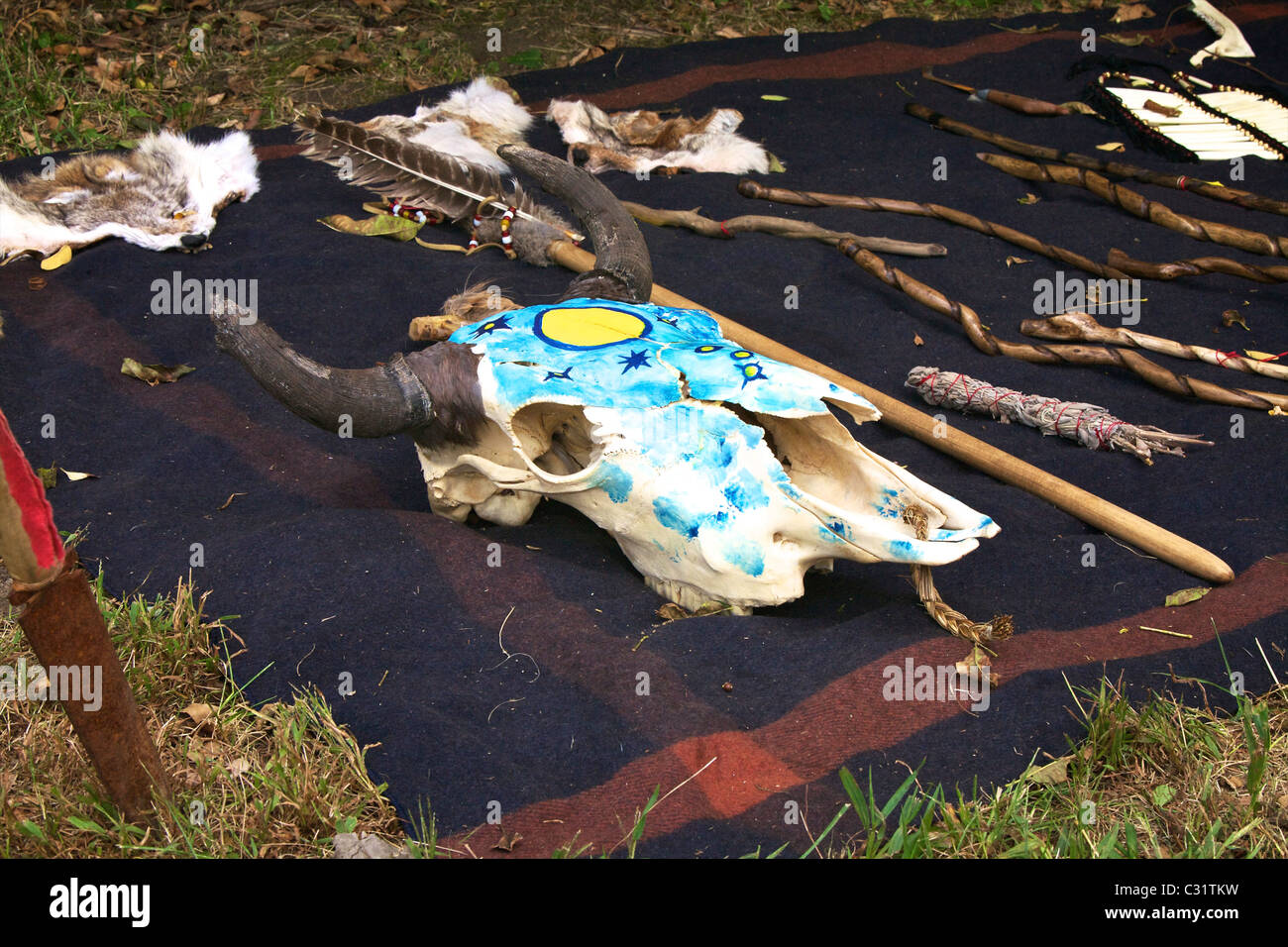 Native American bemalte Kuh Schädel und andere Güter auf einer Handels-Decke an einem Rendezvous-Lager. Stockfoto