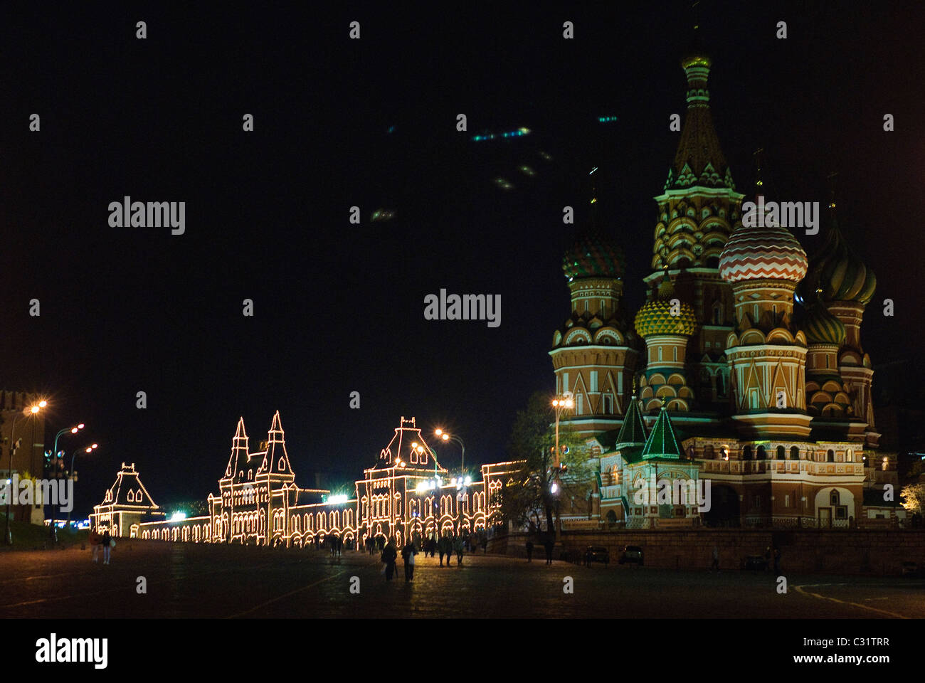 Nachtansicht auf Basilius Kathedrale und dem Roten Platz von Basilius Hang, Moskau, Russland Stockfoto