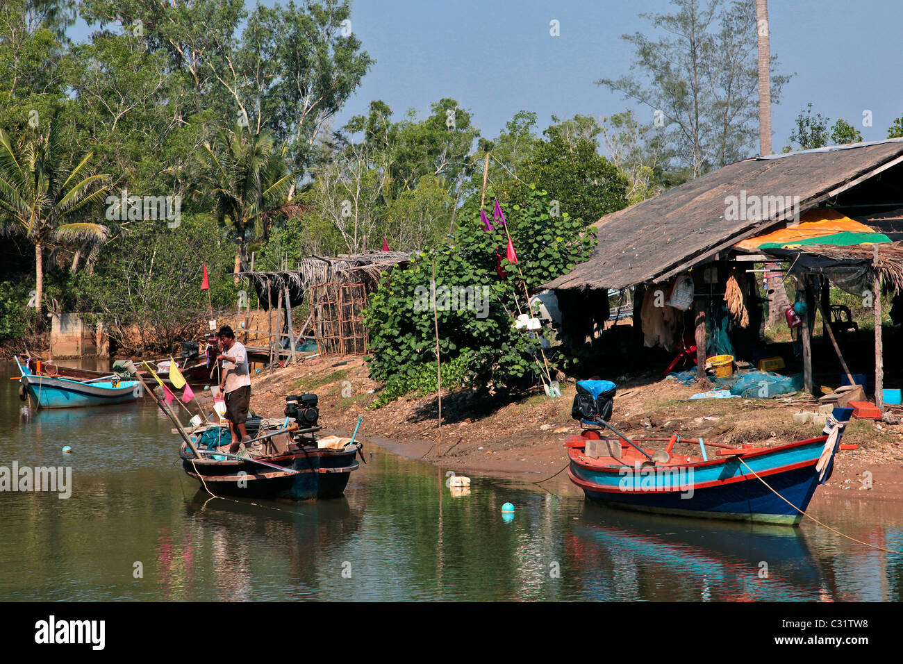 FISCHERBOOT IN EINEM FISCHERDORF, REGION BANG SAPHAN, THAILAND, ASIEN Stockfoto