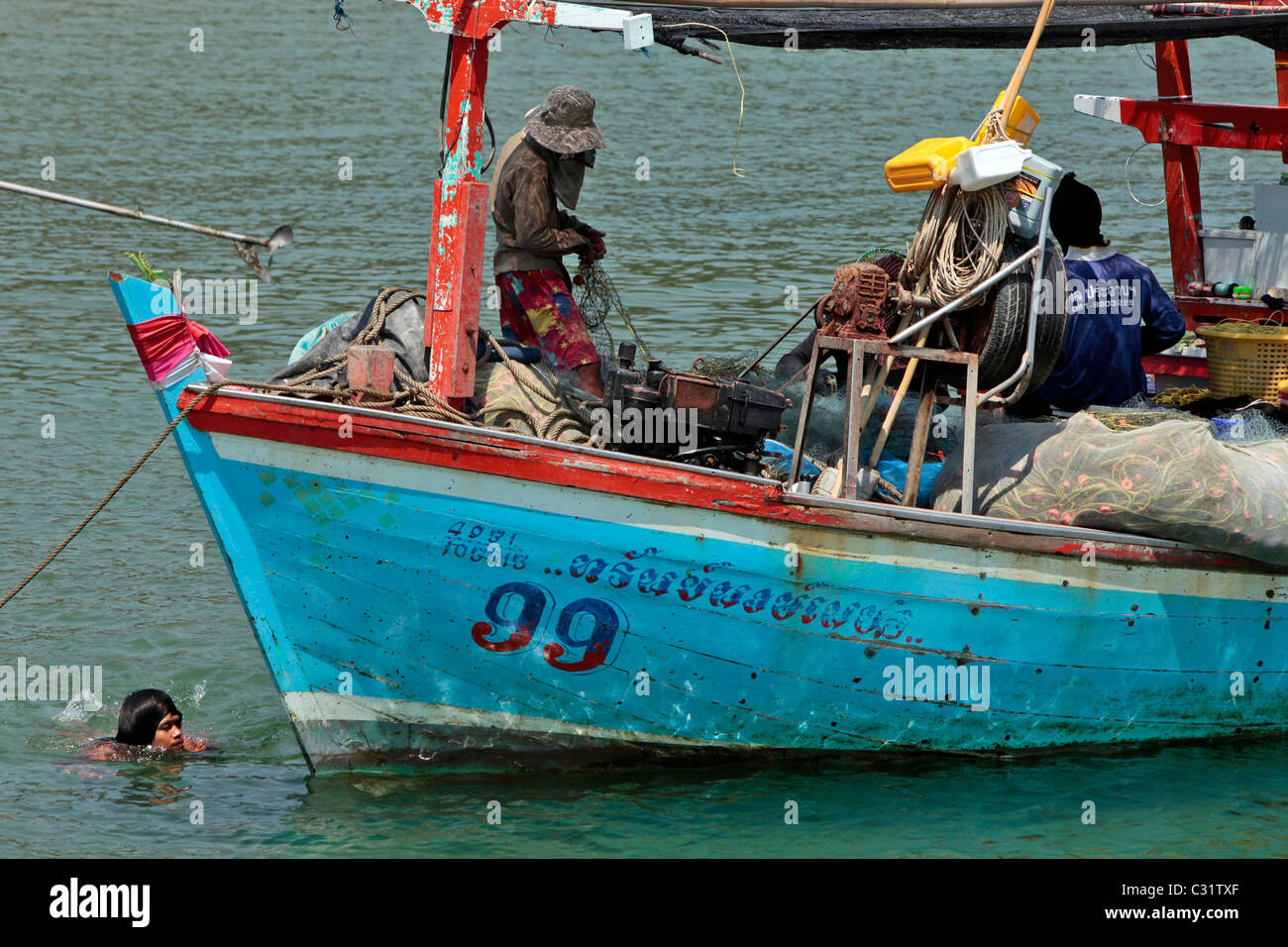 ZURÜCK AUS DER FISCHEREI, BOOTE VERTÄUT VOR EIN FISCHERDORF, REGION BANG SAPHAN, THAILAND, ASIEN Stockfoto