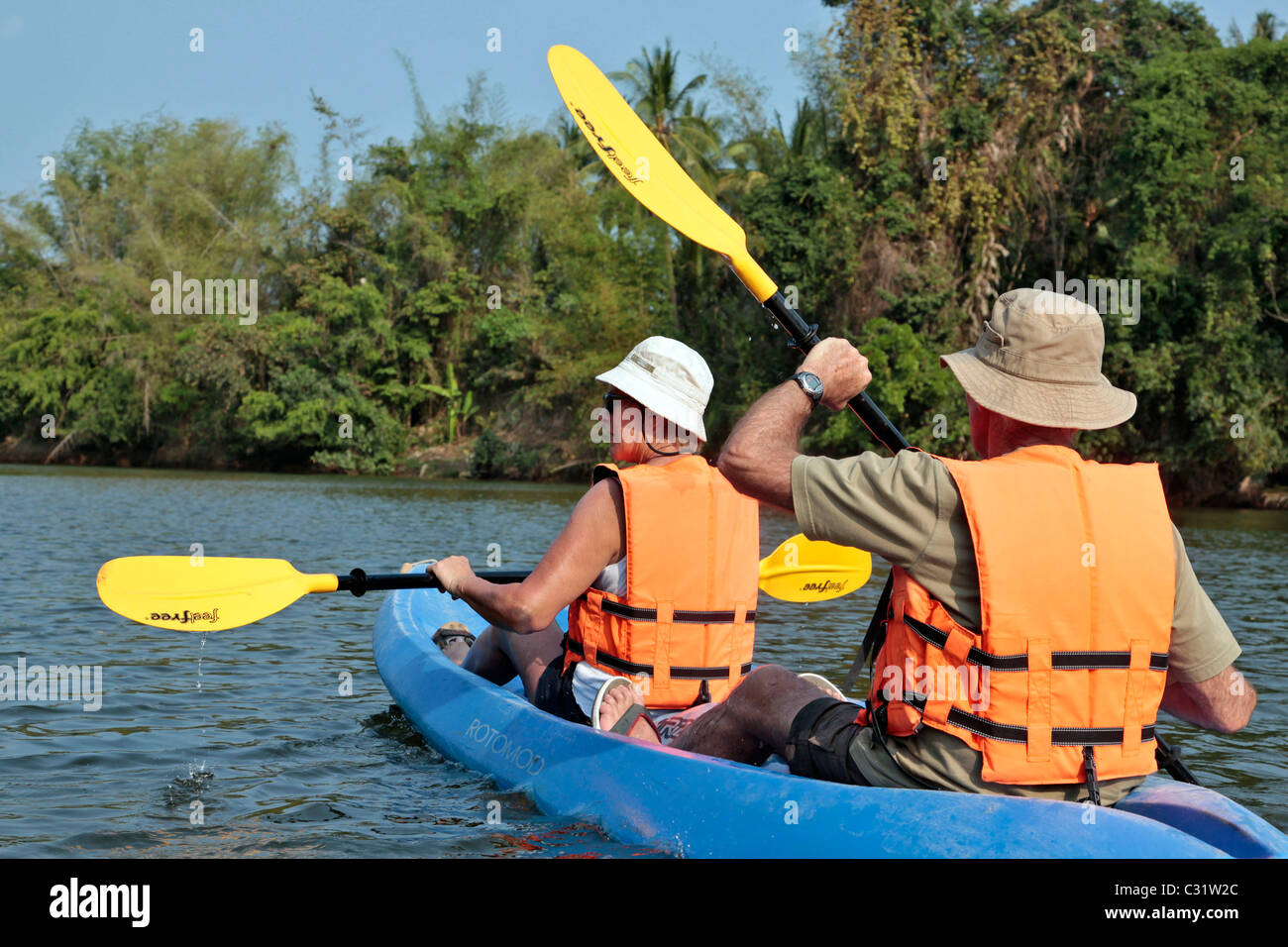 KANU ENTLANG DES FLUSSES, REGION BANG SAPHAN, THAILAND, ASIEN Stockfoto