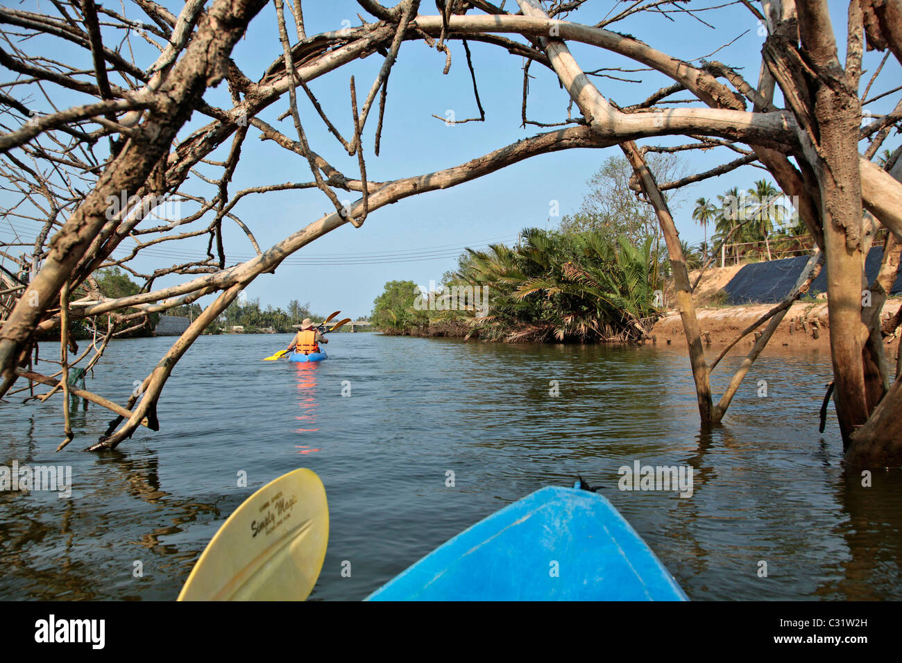 KANU ENTLANG DES FLUSSES, REGION BANG SAPHAN, THAILAND, ASIEN Stockfoto