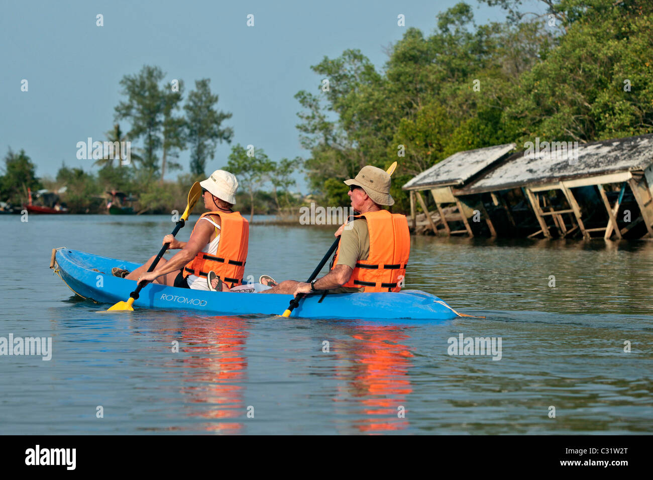 KANUFAHREN AUF DEM FLUSS, REGION BANG SAPHAN, THAILAND, ASIEN Stockfoto