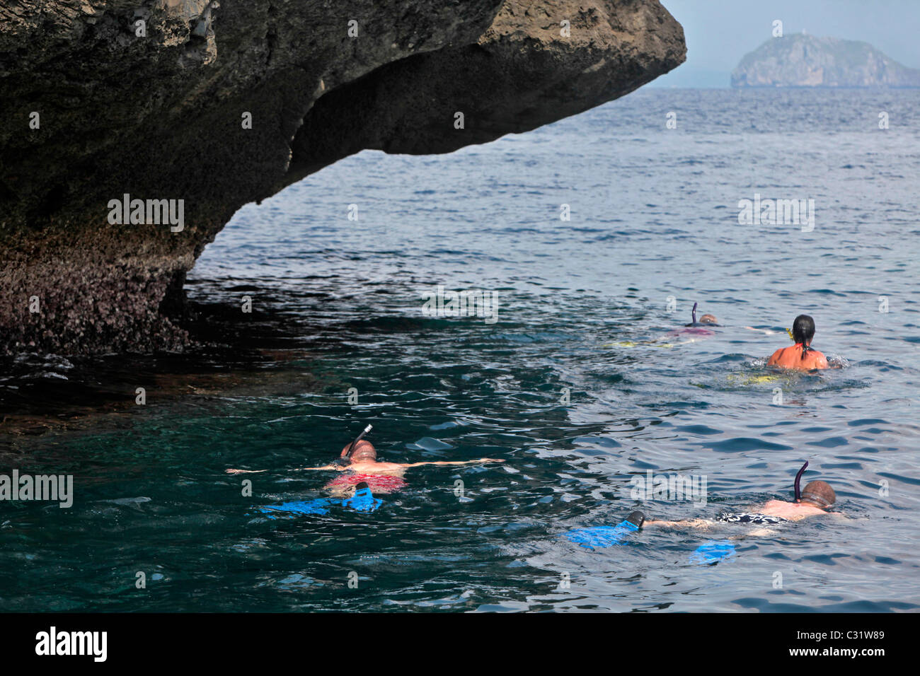 TIEFSEE TAUCHEN MIT BRILLE UND SCHNORCHEL AUS KHO THALU INSEL, REGION BANG SAPHAN, THAILAND, ASIEN Stockfoto