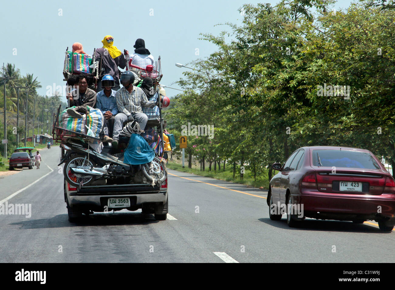 ÜBERFÜLLTEN PICKUP-TRUCK BRINGT ARBEITNEHMER WIEDER AUS DEN BEREICHEN BANG SAPHAN, THAILAND, ASIEN Stockfoto