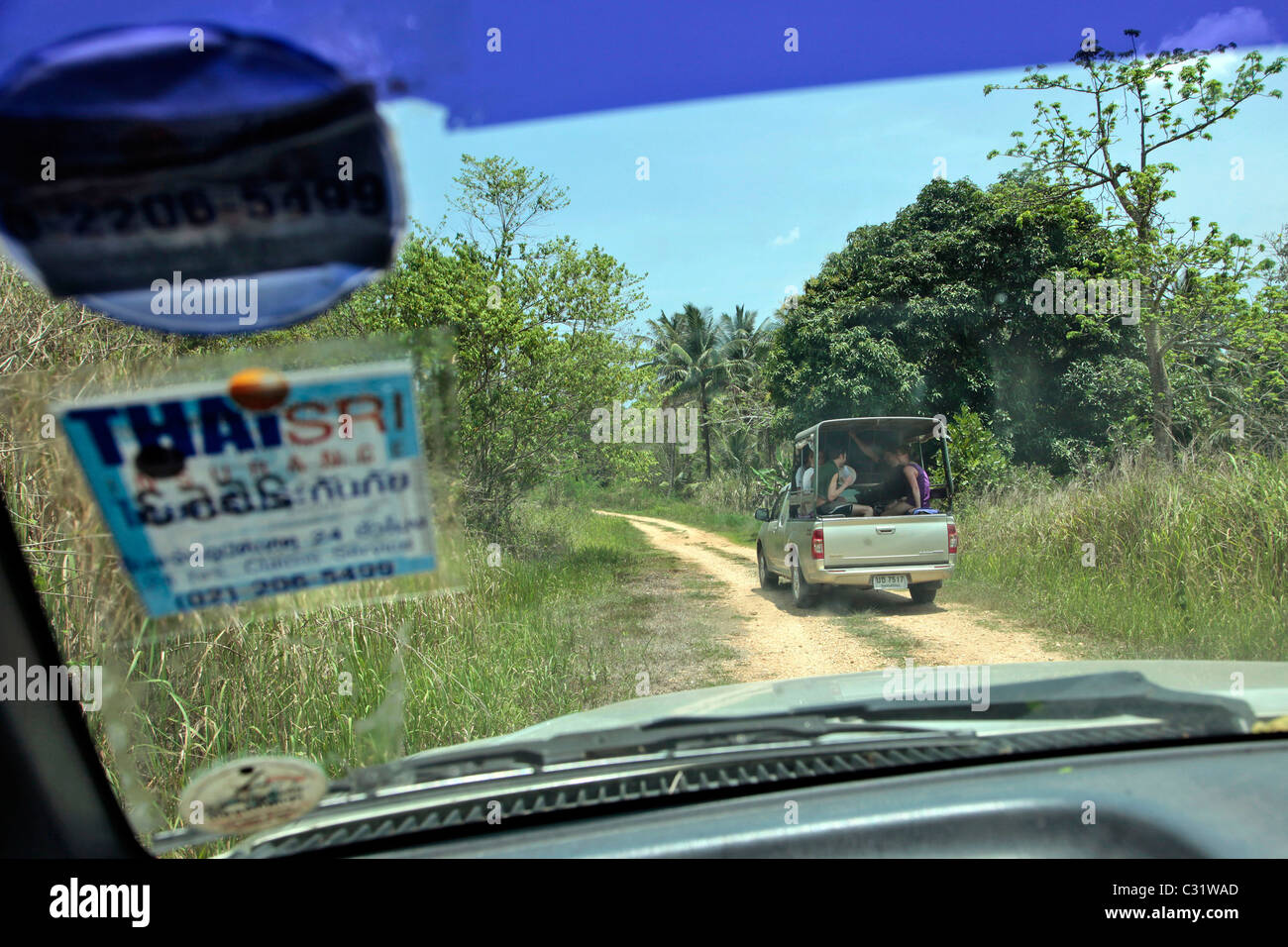 BETRETEN DEN DSCHUNGEL MIT DEM JEEP FÜR TREKKING, NATURSCHUTZGEBIET IN DER REGION VON BANG SAPHAN, THAILAND, ASIEN Stockfoto