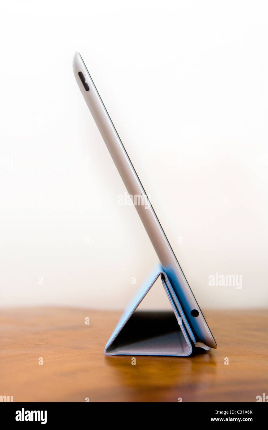 Ein iPad 2 mit dem smart Cover als Ständer Stockfoto