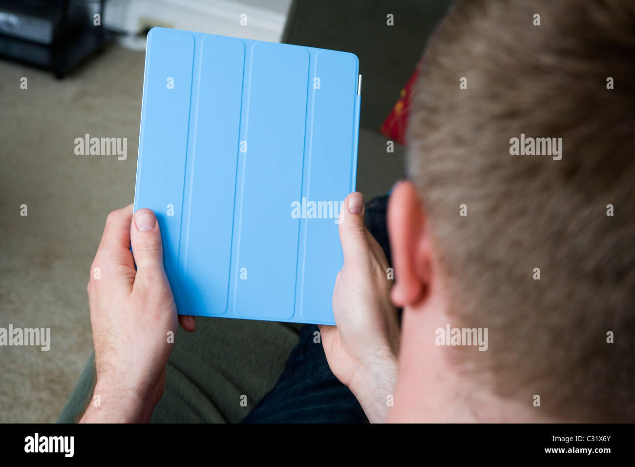 Ein Mann hält eine iPad 2 mit einem auf dem smart Cover. Stockfoto