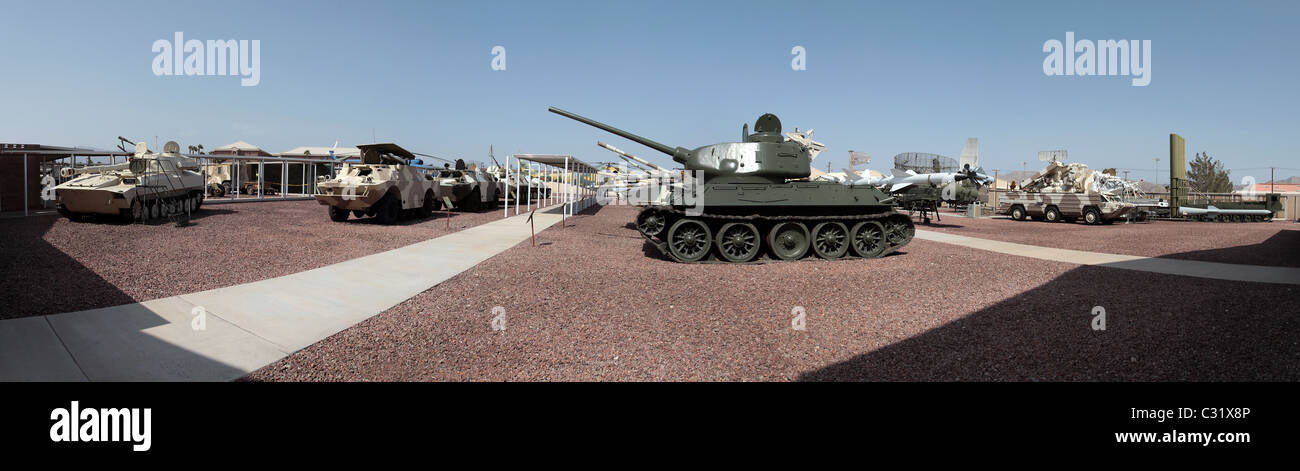 Sowjetische militärischen Ausrüstung, darunter Panzer, Flugzeuge und gepanzerte Mannschaftswagen erfasst.  Don Despain Wiederaufleben Foto. Stockfoto