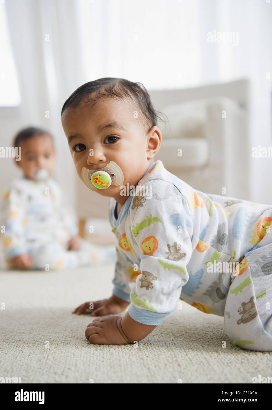 Gemischte Rassen Baby auf Boden kriechen Stockfoto