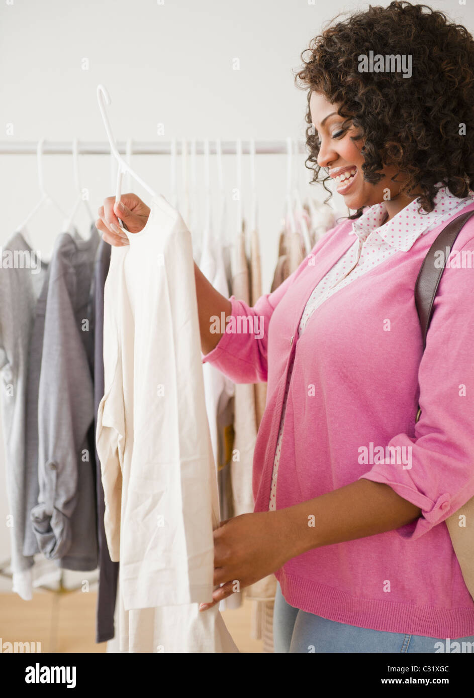 Afroamerikanische Frau shopping für Kleidung Stockfoto