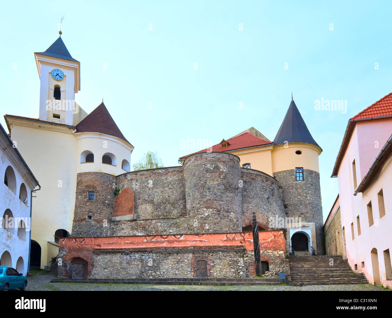 Blick auf die Altstadt Palanok Schloss (oder Mukatschewo Schloss, Ukraine, erbaut im 14. Jahrhundert) Stockfoto