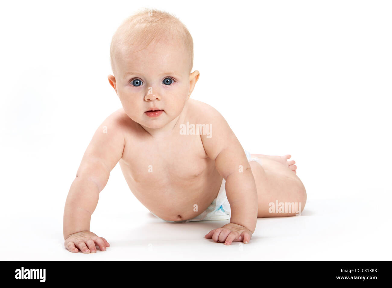 Entzückende Baby sitzen und Blick zur Seite auf weißem Hintergrund Stockfoto