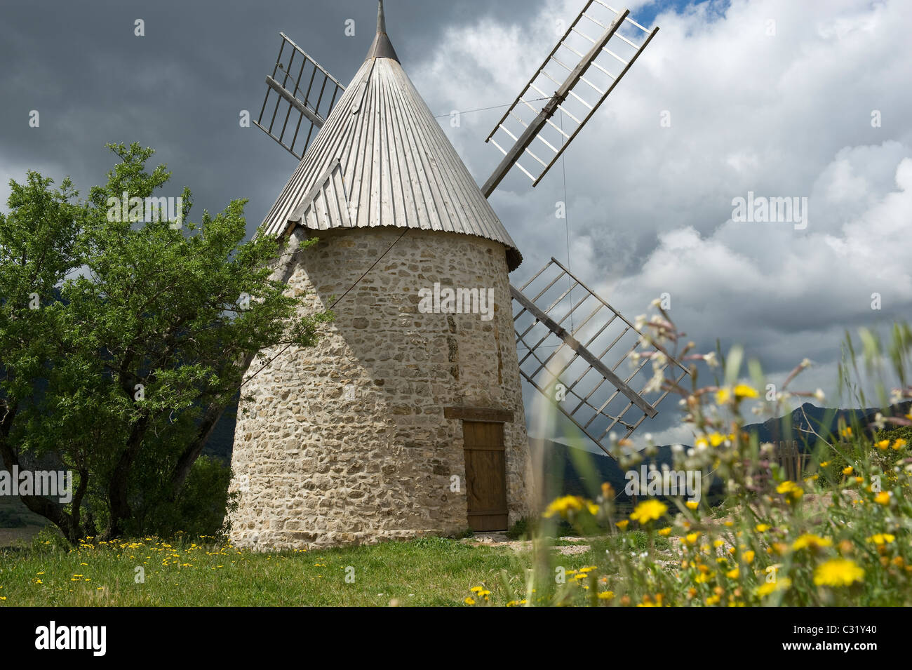 Moulin d'Omer im Dorf Cucugnan in Französisch Corbières wurde durch Alphonse Daudets "Lettres aus meiner Mühle" berühmt gemacht. Stockfoto