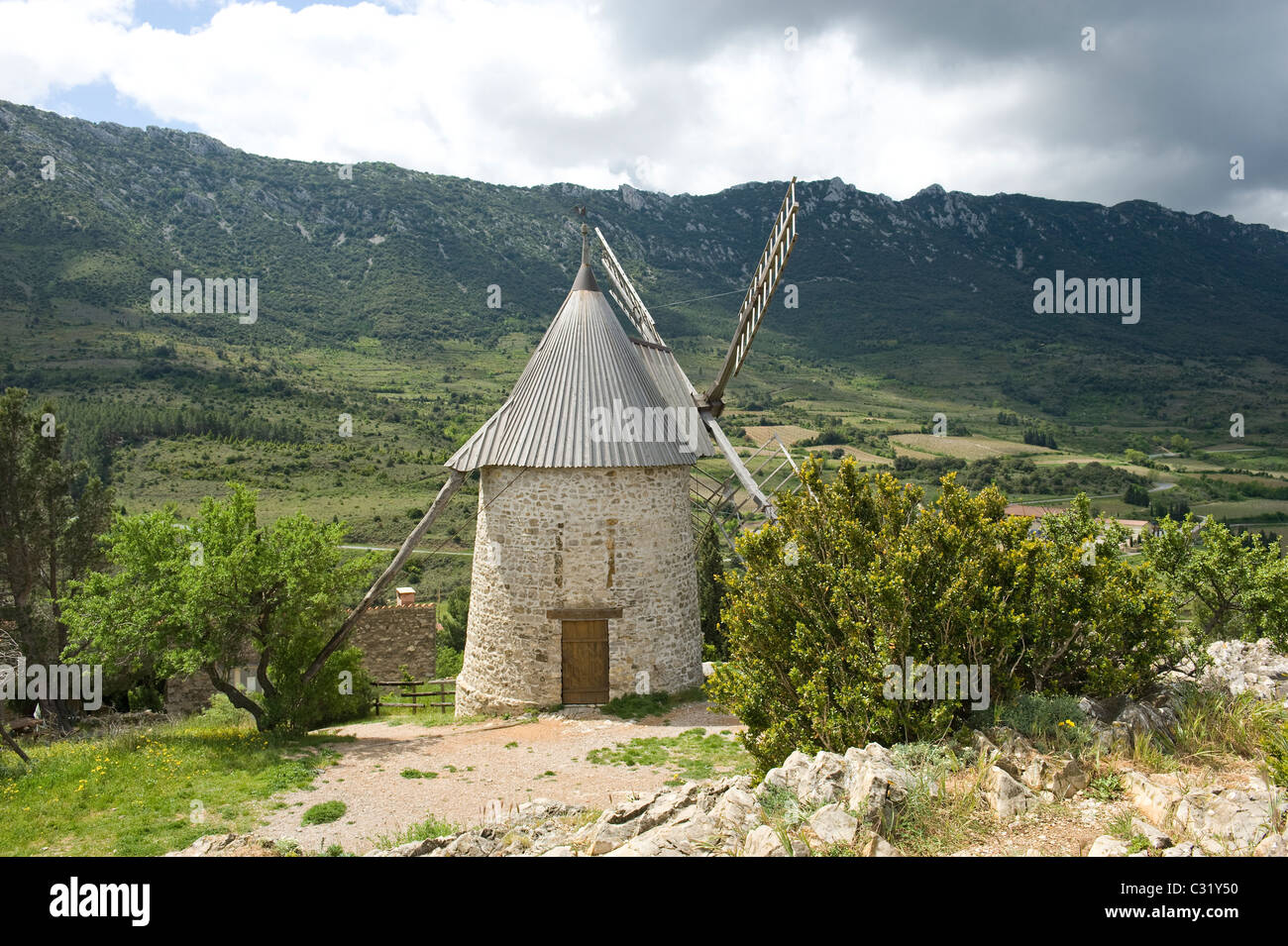Moulin d'Omer von Cucugnan in Französisch Corbières wurde durch Alphonse Daudets "Briefe aus meiner Mühle" berühmt gemacht. Stockfoto