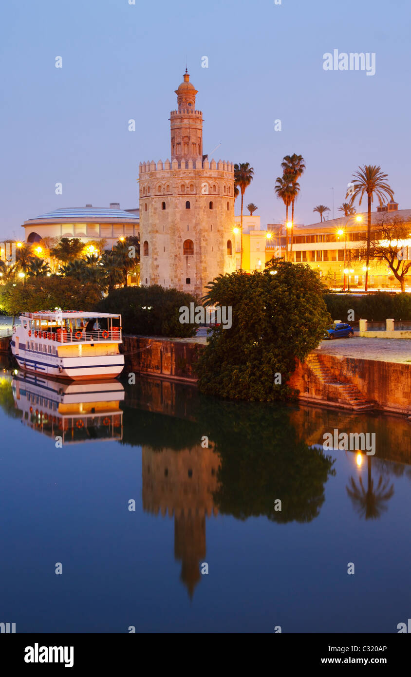 Torre del Oro und Fluss Kreuzfahrt Boote auf dem Fluss Guadalquivir in Sevilla, Andalusien, Spanien Stockfoto