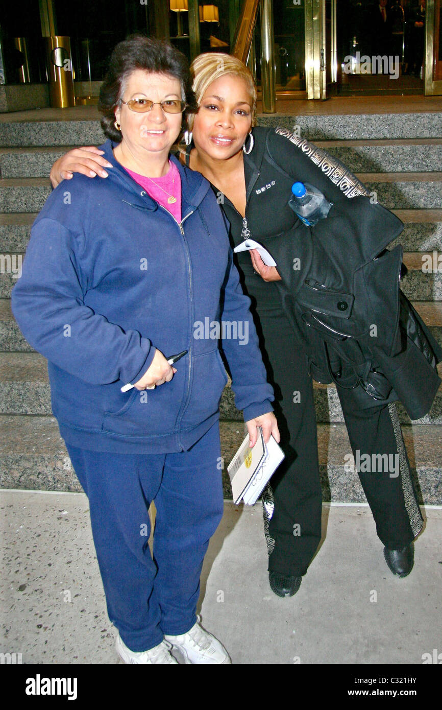 Autogramm Suchenden Linda Rosado Und Tionne Watkins Aka T Boz Von Tlc Tionne Watkins Aka T Boz Von Tlc Verlassen Ihr Manhattan Stockfotografie Alamy