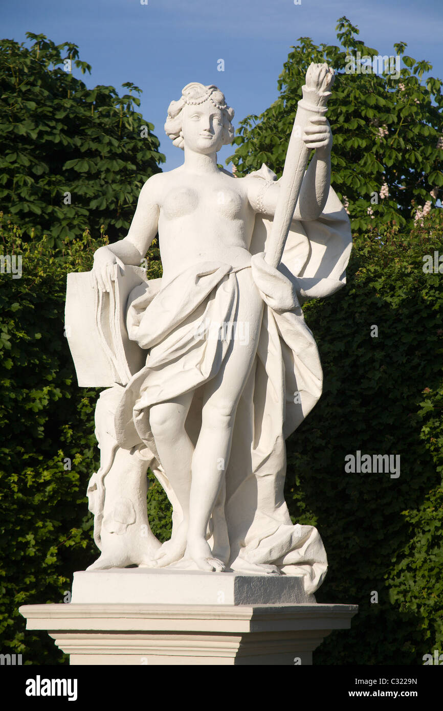 Wien - die Statue von Calliope Muse der epischen Poesie, mit Fackel und Buch in den Gärten des Palastes Belvedere von Giovanni Stanetti (1663-1726). Stockfoto