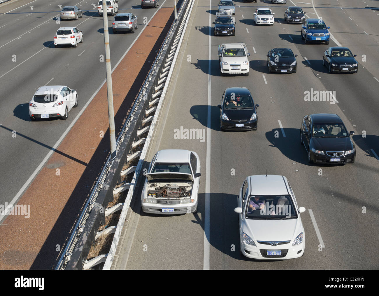 Ein Auto aufgebrochen nach unten mit der Haube in der Notfall stoppen Spur einer Autobahn in Australien Stockfoto