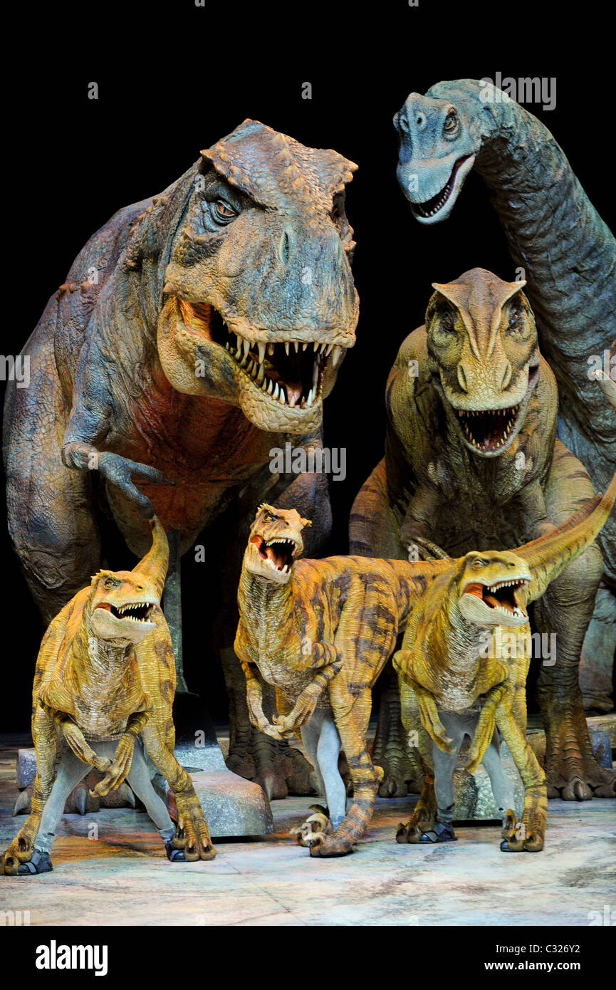 Die all-star cast "Walking mit Dinosaurier" bei 02, 5. August 2009. Stockfoto