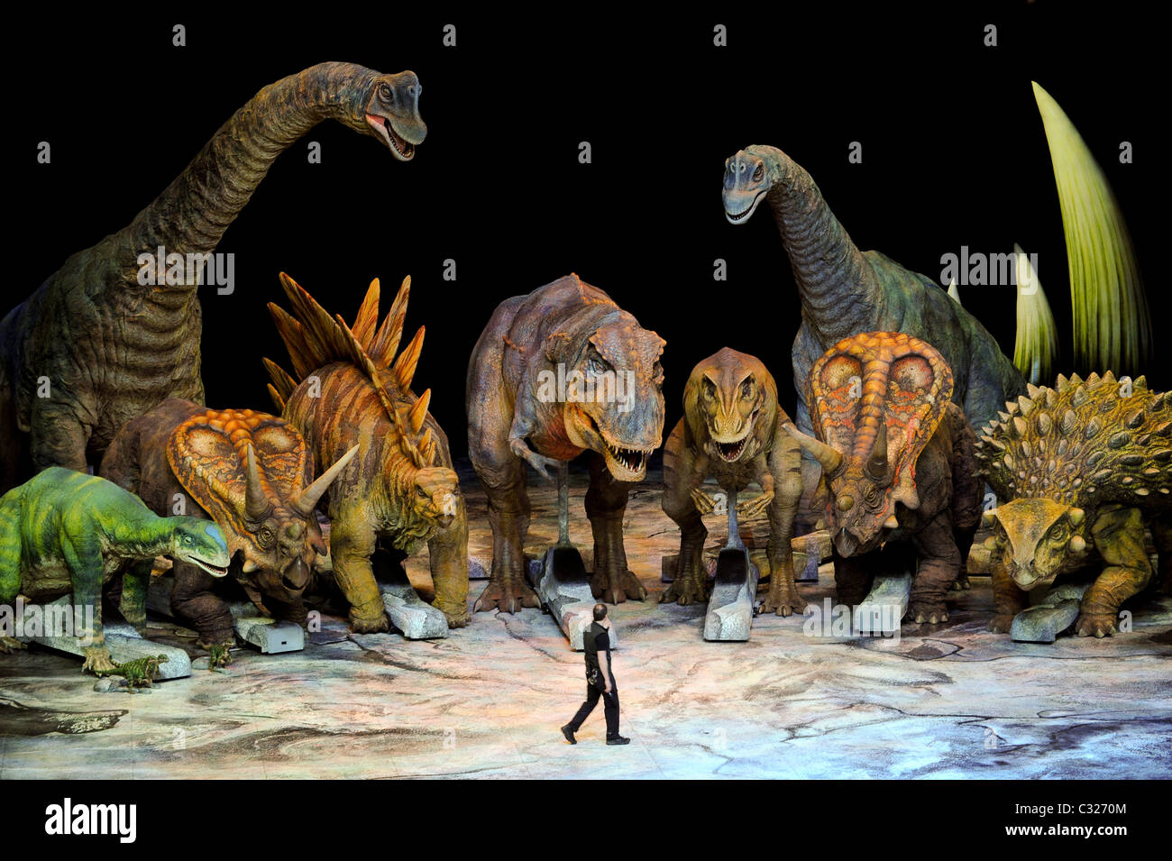 Die all-star cast "Walking mit Dinosaurier" bei 02, 5. August 2009. Stockfoto