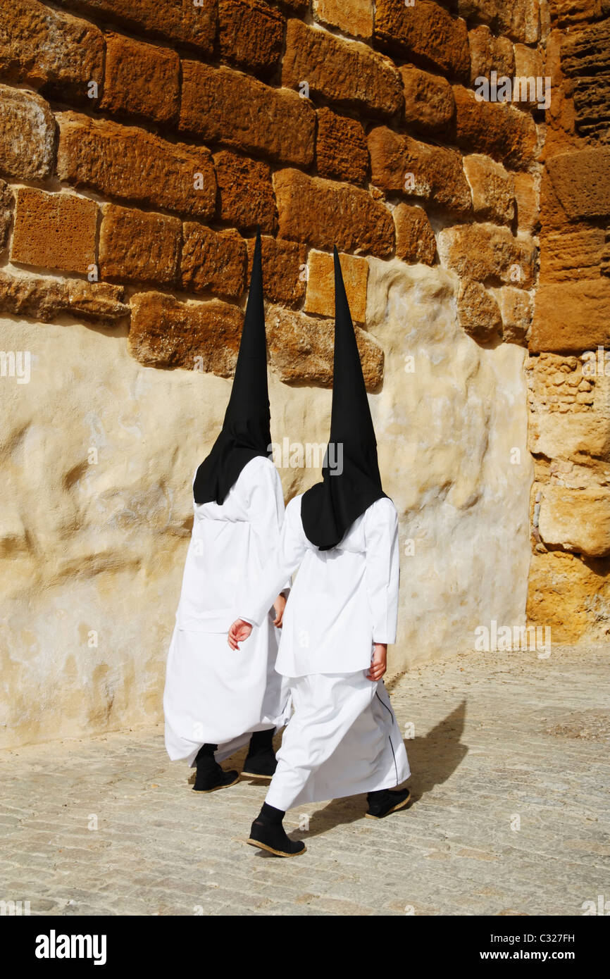 Mit Kapuze Büßer in der Nähe der Kirche während der Semana Santa (Ostern, Karwoche) in Carmona in der Nähe von Sevilla, Andalusien, Spanien Stockfoto